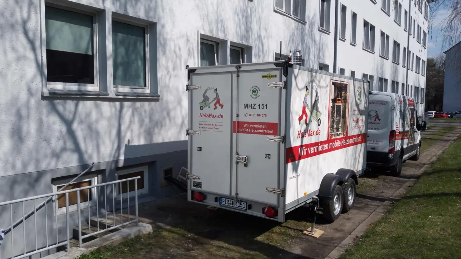 HeizMax® Heizanhänger bei Heizungsausfall an einem Wohngebäude
